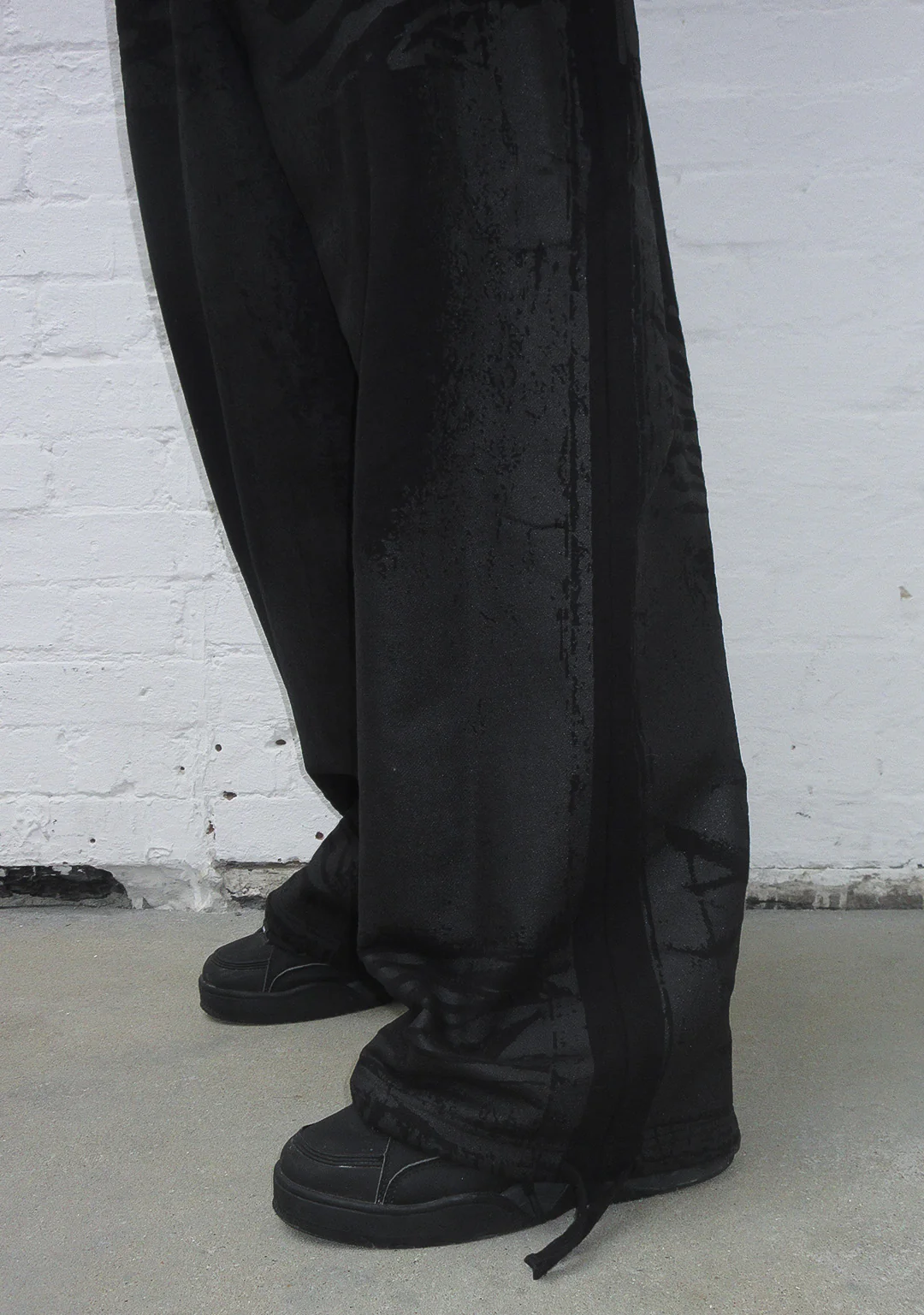 FAITHFUL LEATHER EFFECT OVERSIZED SWEATPANTS BLACK - Image 5