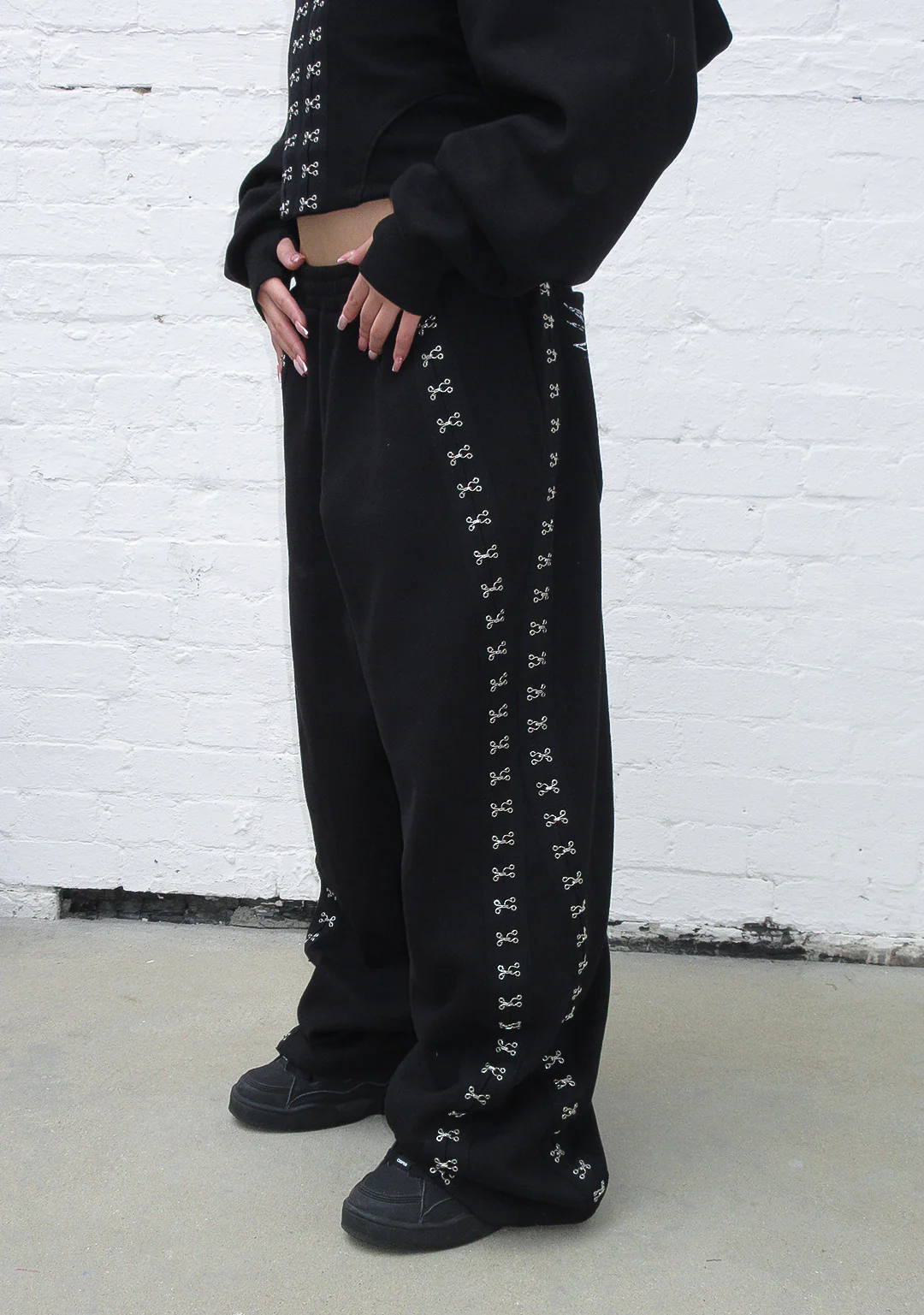 FALLEN HOOK AND EYE OVERSIZED SWEATPANTS BLACK - Image 4