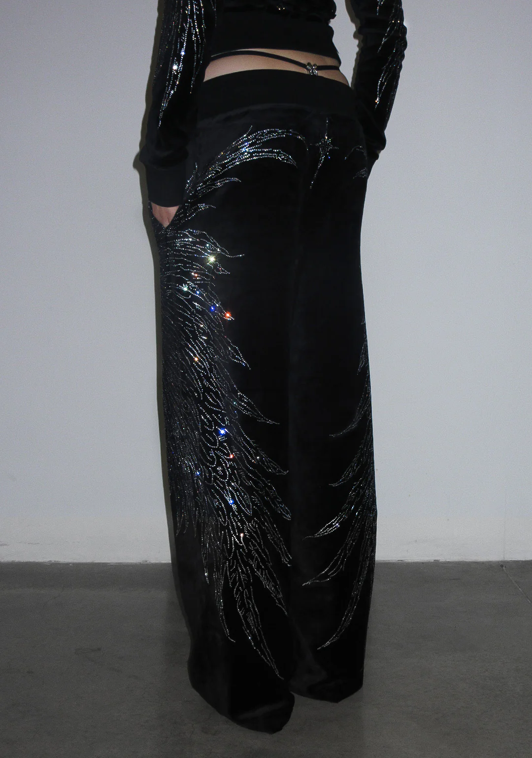FALLEN RHINESTONE VELOUR SWEATPANTS BLACK - Image 2