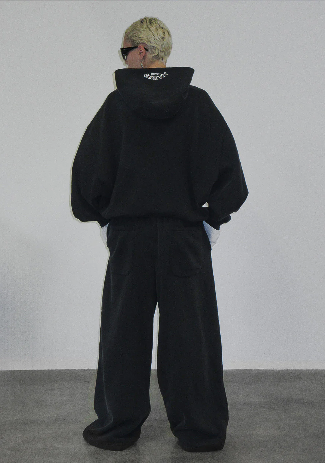 OLD ENGLISH OVERSIZED SWEATPANTS WASHED CHARCOAL - Image 3