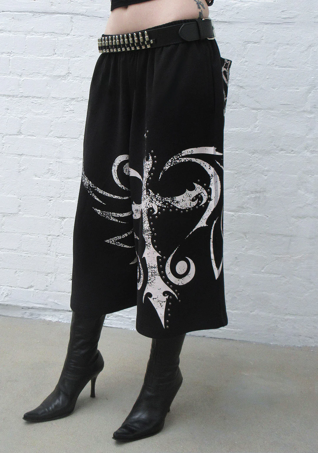 OUTLAW OVERSIZED SWEATSHORTS BLACK - Image 4