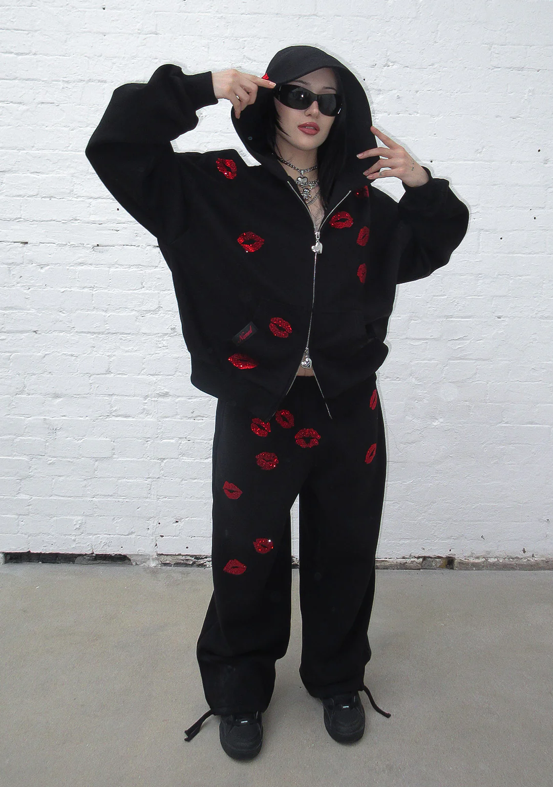 TEASE RHINESTONE KISS ZIP HOODIE BLACK - Image 5