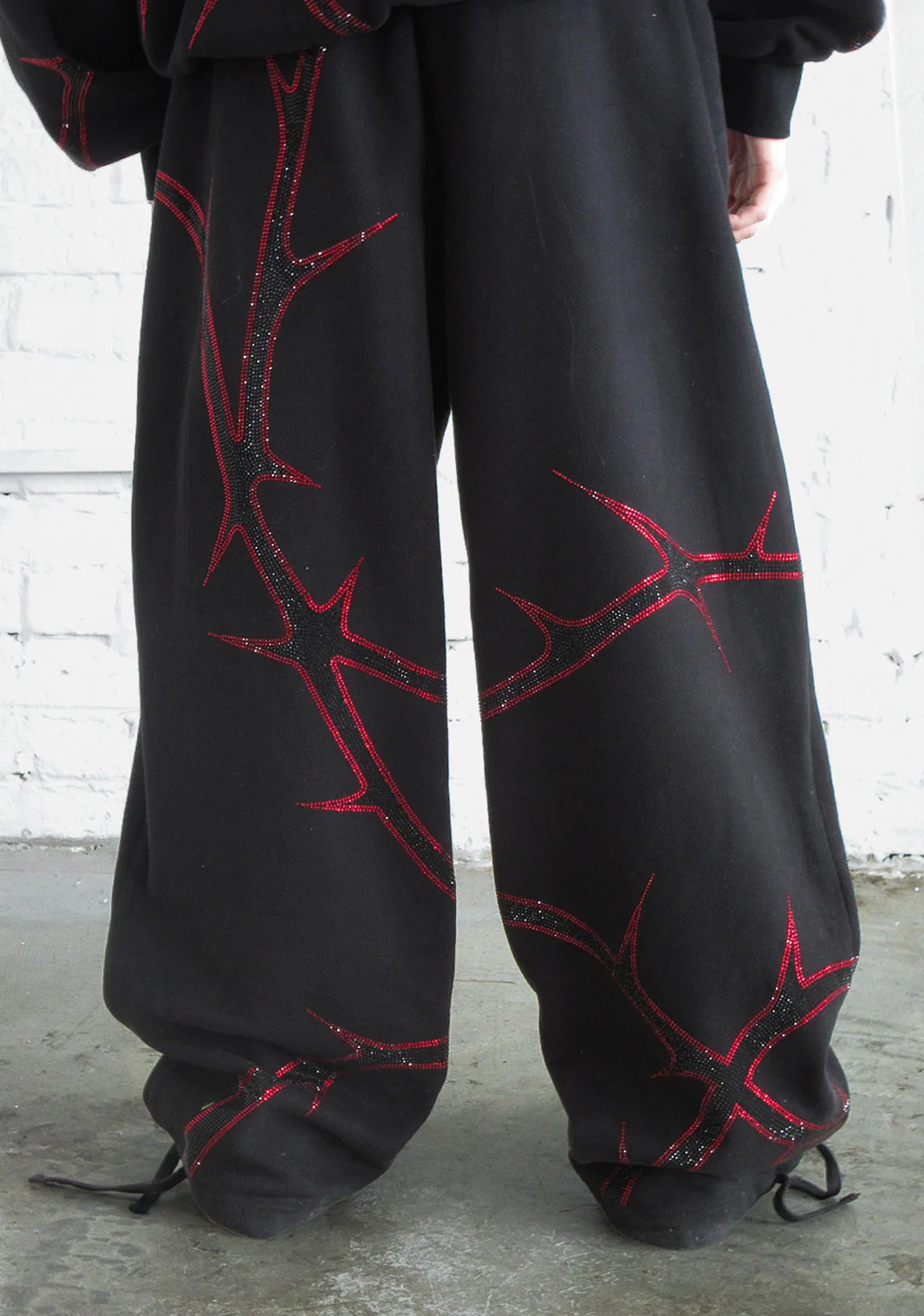 THORN RHINESTONE SWEATPANTS BLACK AND RED - Image 4